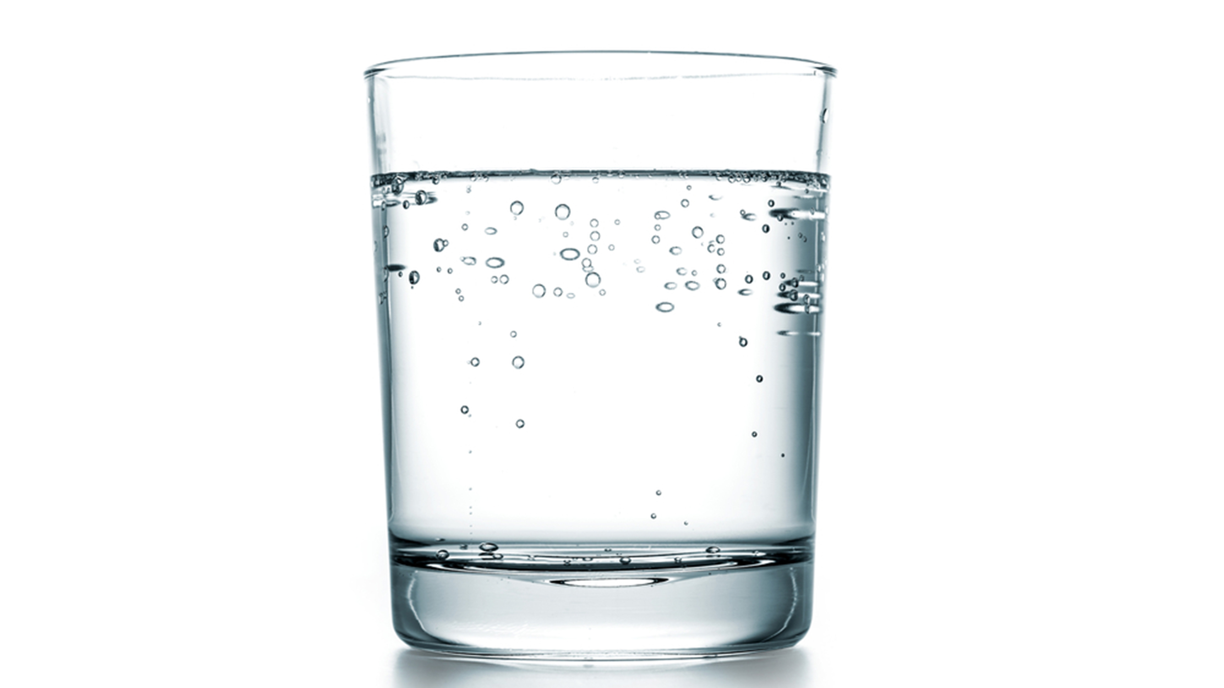 You are currently viewing Bubbly Water: How it can affect your oral health